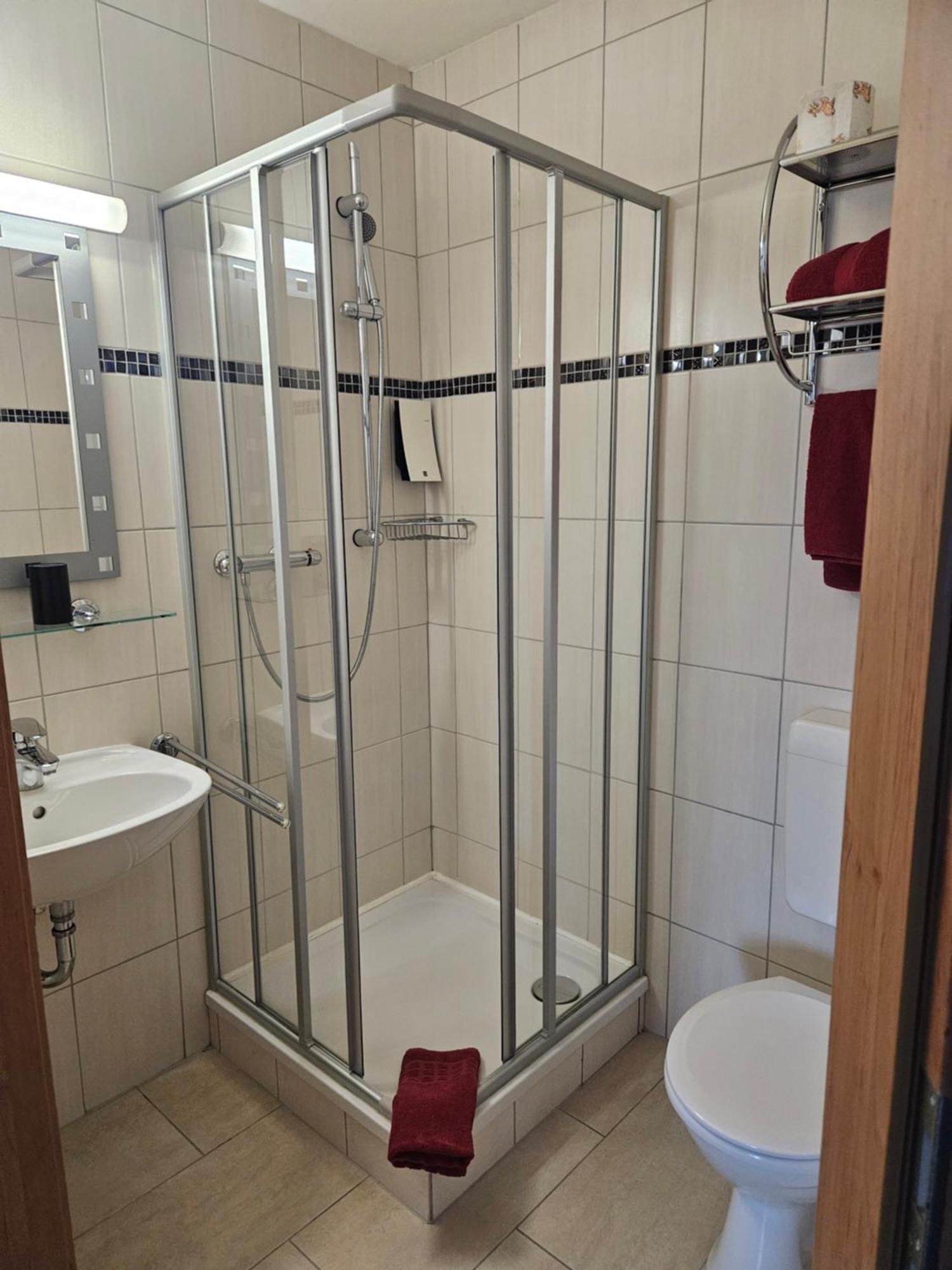 Hotel Zur Krone Хассельфельде Экстерьер фото