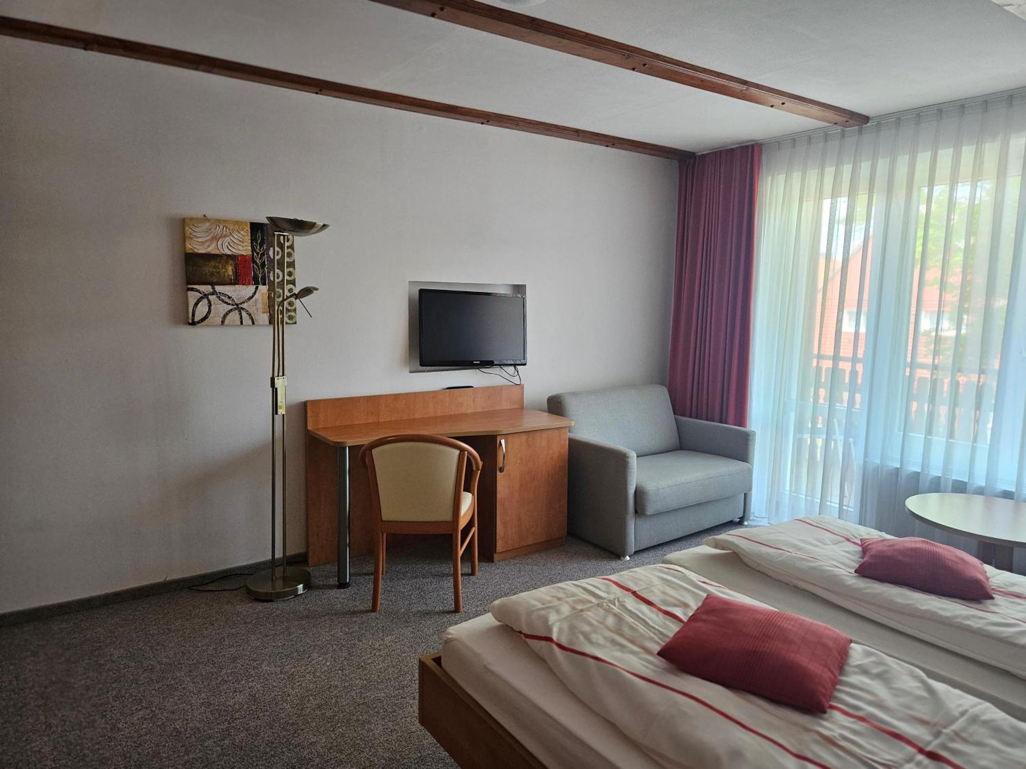 Hotel Zur Krone Хассельфельде Экстерьер фото
