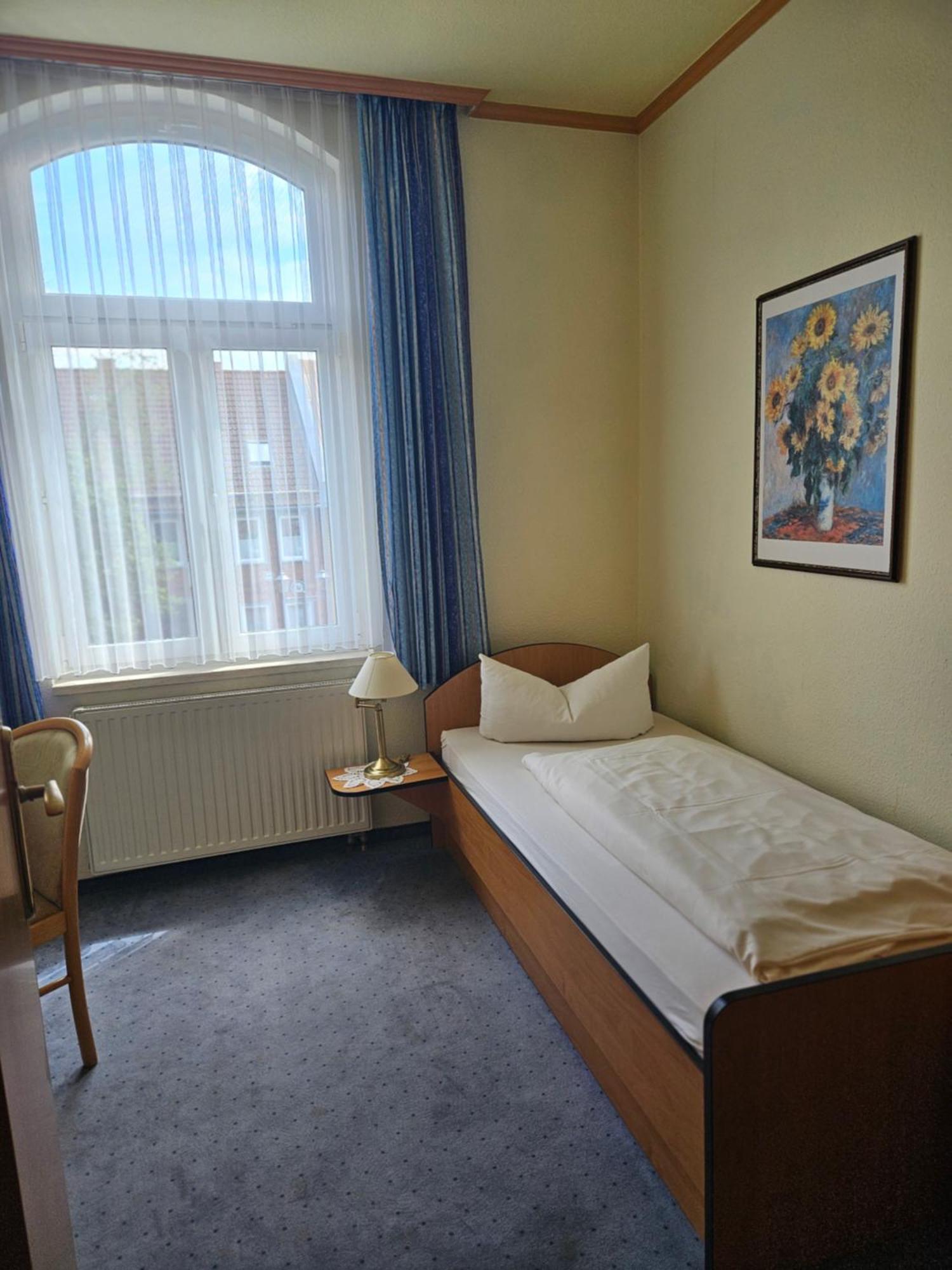 Hotel Zur Krone Хассельфельде Экстерьер фото